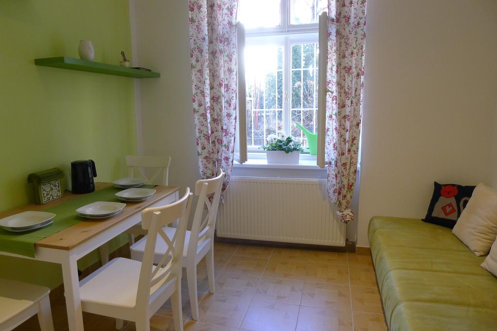 Condo Vinohrady II Prag Zimmer foto